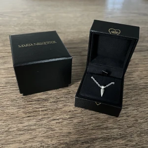 Maria Nilsdotter  - Fint poison arrow halsband från Maria Nilsdotter i helt nyskick, aldrig använd. Ask och låda medföljer. Kedjan är 45 cm men går att byta till längre/kortare 💕