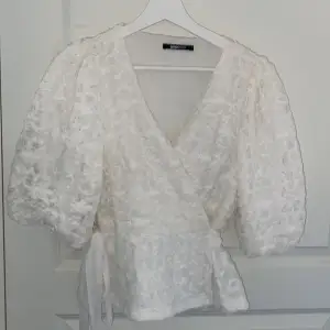 Säljer min vita bluse med 3D blommönster från ginatricot. Då den ej kommer till användning. Använd en gång och i helt perfekt kondition. Säljer den för 250 då den kosta 399 nypris. Storlek S