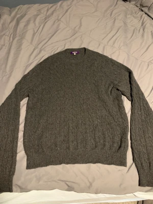 Ströms Cashmere tröja  - Säljer denna 100% Cashmere tröja från Ströms då den inte riktigt kommer till användning. Den är i bra skick och använd sparsamt. Tar gärna emot bud! Nypris 2000kr