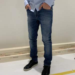 Säljer dessa schyssta jeans från J.Lindeberg. Riktigt fint skick. Modellen på bilden är 176 och väger 65. Hör av dig vid frågor!