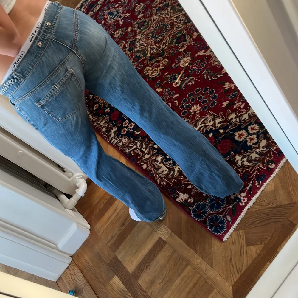 Vintage jeans från fornarina som var min fasters på 2000 taletttt. As coola detaljer. Har bara en ficka på baksidan me en cool detalj på. Innerbenslängden ca 82. Väldigt lågmidjade och bootcut. Passar en xs men är ganska stretchiga så kan passa s också ❤️. Jeans & Byxor.