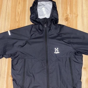 Haglöfs Jacka - Halvt använd Haglöfs Jacka, köpt 2 månader sedan. Använt den några gånger men jackan är i väldigt bra skick, storlek S. Först till kvarn som gäller. Skick är 9/10 och vid snabb affär så sjunker priset.