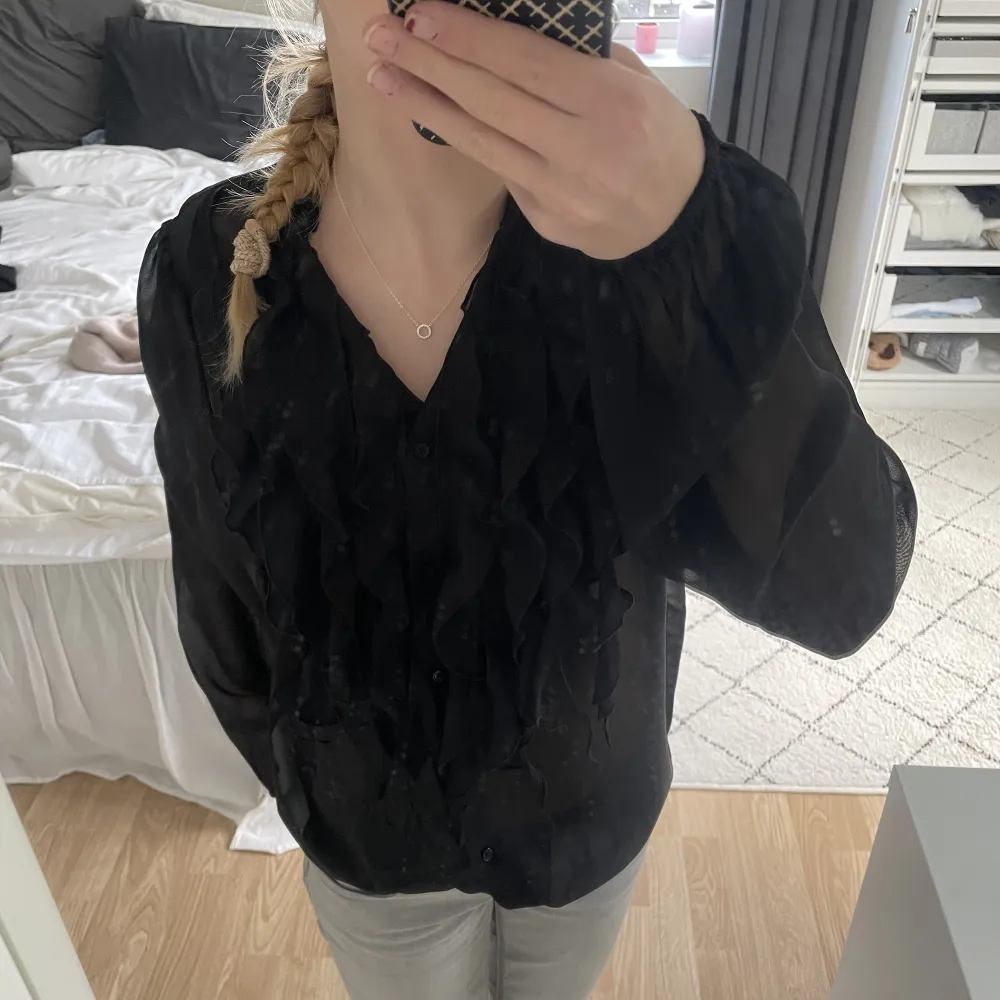 Säljer min svarta blus från soyaconcept då jag bara använt den en gång o kommer inte till användning längre💞säljer för 200 o den är nästan oanvänd🤍🤍den är i storlek xs men passar även s!!. Blusar.