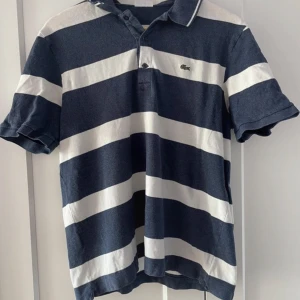 Lacoste piké - Fräsch Lacoste piké. Sparsamt använd 