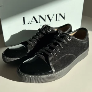 Lanvin Skor - Tjena! Säljer nu mina skit snygga helsvarta lanvins. Dem är i super skick 10/10 använda max 5 ggr.  UK 8 (42-43)Mvh Forsén closet🍾💸☺️