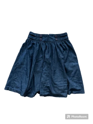 Jeanskjol  - Tunnare (vintage) jeanskjol med knappar och fickor! Skick: 9/10! Skriv om du har frågor eller vill se fler bilder!