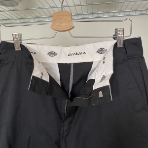 Dickies  - Dickies w29. Superfint skick. Använda 1 gång.