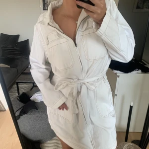 Jeansklänning  - Vit jeansklänning från Bikbok i storlek L, säljer den pga att den är för stor. Dragkedja hela vägen på framsidan✨ hade behövt strykas eller hängas. Frakt tillkommer 
