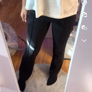 Kostymbyxor  - Säljer nu mina svarta kostymbyxor från Bikbok. Köpte de för 399 :- 💗 Pris kan diskuteras 💓💓💓