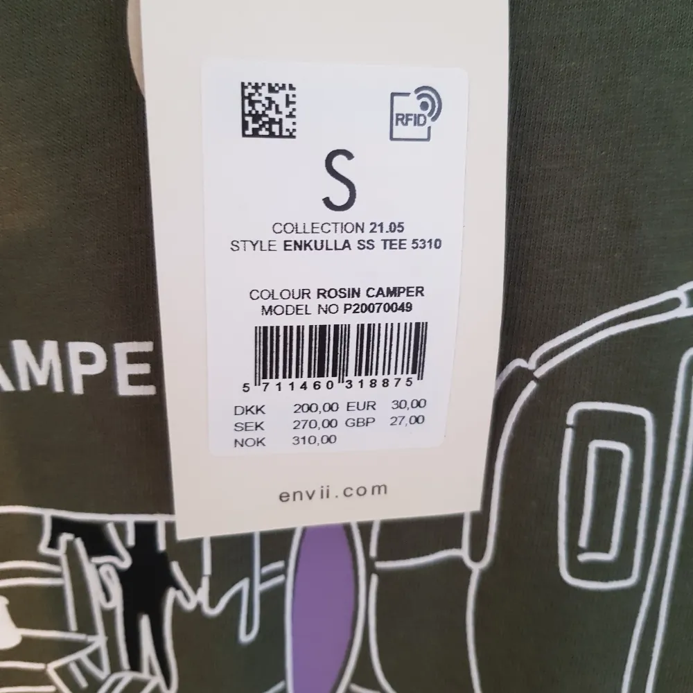 Oversized t-shirt, märke envii, köpt från Nelly. Storlek S. Nypris var 270 kr. Är aldrig använd och har prislappen kvar. T-shirts.