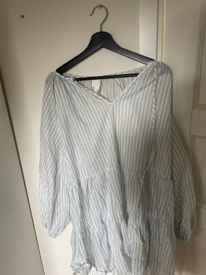 Blå klänning  - Blå vit klänning från HM, storlek S. Aldrig använd