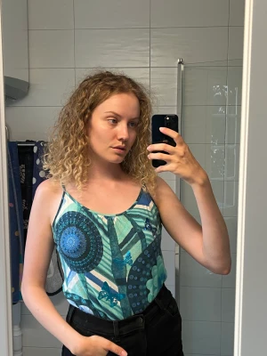 Linne, Desigual - Linne från Desigual, kostade 800 kr nytt. Jag brukar bära Small så om du brukar ha Medium kommer det nog sitta lite tightare på dig än på mig i fotot. 