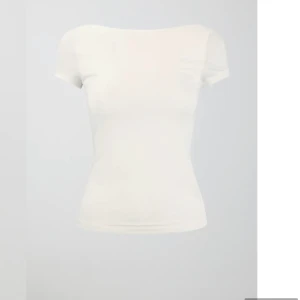 Tröja med öppen rygg - Skulle vilja kolla om nån är intresserad av att köpa den vita tröjan från Gina, den är oanvänd!