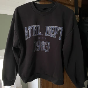 Gina sweatshirt  - Använd en del men fortfarande i väldigt bra skick!! Köparen står för frakt 📦 