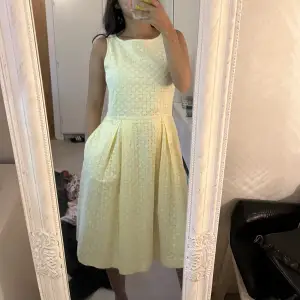 Säljer denna skit snygga gula klänningen med fickor🥰 jätte bekväm  ser ut som ny🌸 från lindex