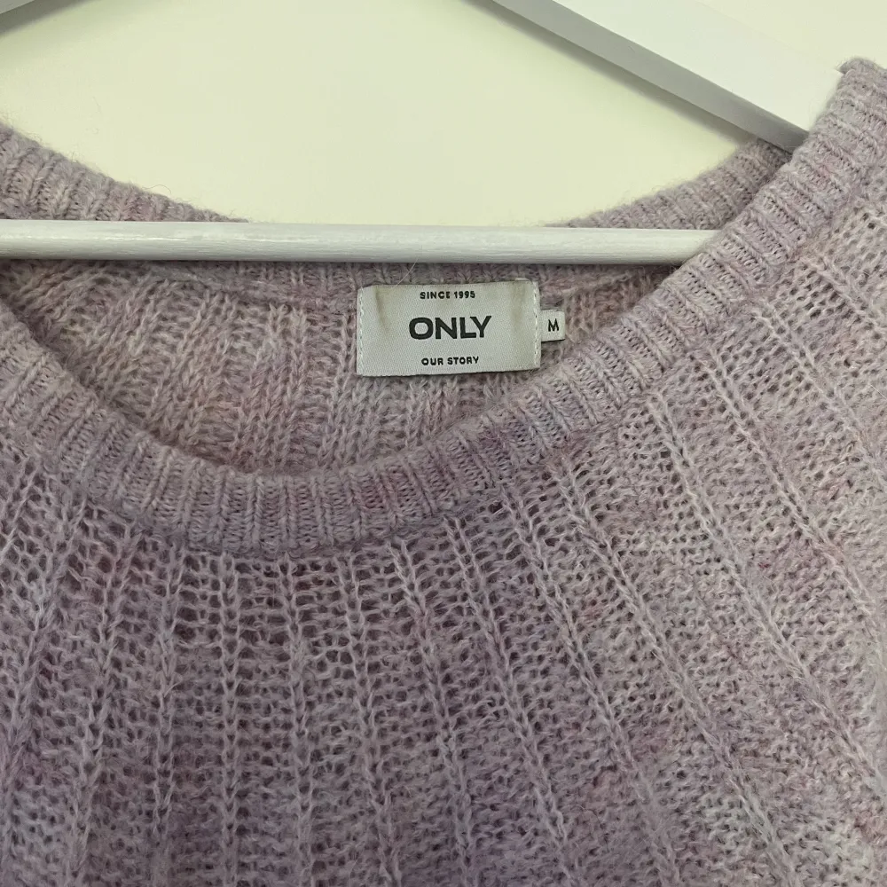 Snygg stickad tröja ifrån only💘 passar till allt💘 nypris 300kr💘 storlek M pris: 50kr+ frakt💘. Tröjor & Koftor.