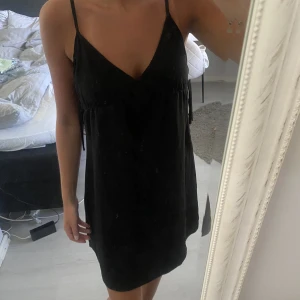 Klänning från h&m - Svart klänning från h&m. Knappt använd