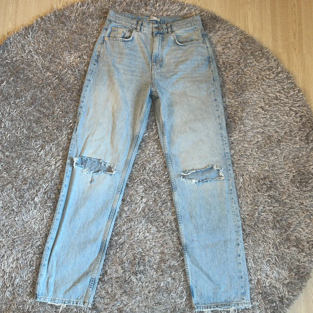 jeans från Gina tricot, säljer då dom inte kommer till användning. Använda max 3 gånger och är som nya! köpta för 599:-. Jeans & Byxor.