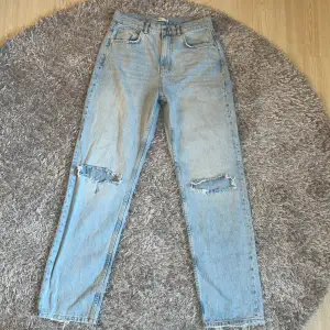 jeans från Gina tricot, säljer då dom inte kommer till användning. Använda max 3 gånger och är som nya! köpta för 599:-