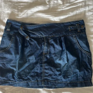 jeans kjol - denna super gulliga kjolen har aldrig kommit till användning och jag köpte den på en marknad i Italien så märker är lite osäkert 💗 