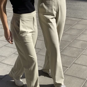 Djerf Avenue byxor - First Choice Pants Greige Tall från Djerf Avenue i nyskick! Kostar 1499 på hemsidan