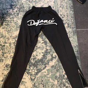 Doganci mjukisbyxor  - Köpte en tracksuiten från dogançi och råkade beställa helt fel storlek på byxorna så tänkte att dem kunde få en ny ägare då dem inte alls passar mig. Nypris va 699kr. Priset kan diskuteras vid snabb affär!