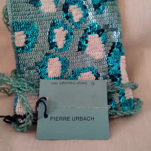 Festväskor med paljetter. - Små gulliga väskor av paljetter.  Rymmer allt man behöver ha med sig till festen. Finns en blå och en rö Helt nya med tags 100kr styck