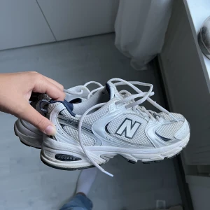 New balance 530 sneakers dam - -Damsneakers från newbalance i modell 530  -storlek 38,5. -Sparsamt använda. -Nypris 1399kr Vid snabb affär kan pris diskuteras 