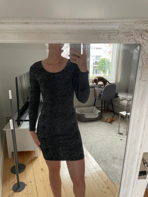 Klänning - Endast använd en gång, del av ryggen är öppen. Märke Only 