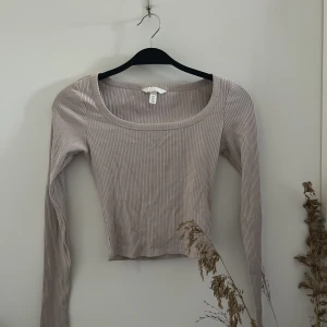 Tröja - En oanvänt beige tröja från hm helt oanvänd i storlek xs