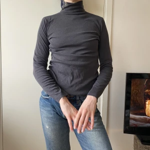 Grå polotröja - Grå bomullspolo köpt 2hand. Från Åhléns eg! Storlek S.