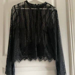 blus - säljer den här blusen, vet inte var den är ifrån. aldrig använt den, så den har fint skick. hör av er vid intresse eller frågor💕
