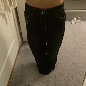 baggy jeans - väldigt baggy jeans från shein som inte e min stil längre jag har tagit in dom lite vid benen för att den va jätte lång p mig och jag e 148cm lång