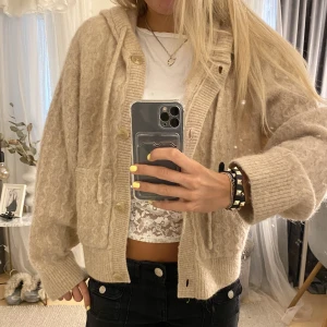 stickad kofta  - Säljer denna supersköna stickade koftan från &otherstories💕💕