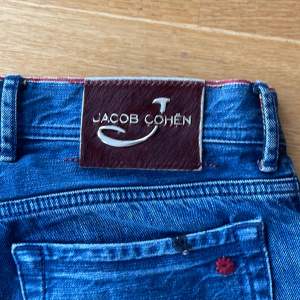 Ett par riktigt trendiga och snygga jacob cohen jeans i storlek 33. Pris går att diskuteras vid snabb affär, hör gärna av er om ni har några frågor!
