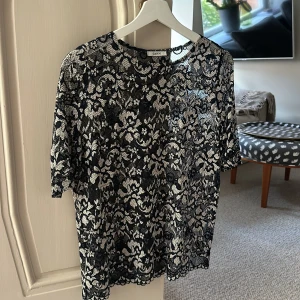 Genomskinlig Ganni Blus  - Säljer min Ganni blus. Blusen är i helt nytt skick! 
