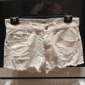 Jeansshorts  - Vita, fräscha jeansshorts som sitter superbra.