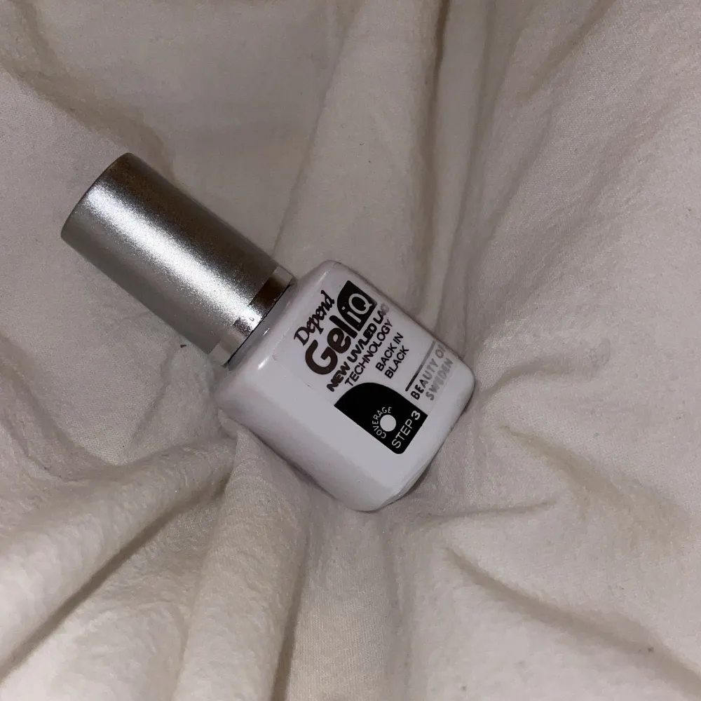 Gelnagellack från depend aldrig använd. inte ens öppnad. färgen är i svart. step 3. Muu.