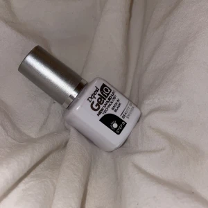 depend gelIQ - Gelnagellack från depend aldrig använd. inte ens öppnad. färgen är i svart. step 3