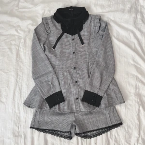 Set up Dear My Love - Super söt set up in ny skick från Dear My Love! Set up är ett måste i alla jirai girls garderob! Super enkel att styla och perfekt om man är ny i stilen. Säljer då den inte riktigt sitter bra på mig. Är i deras Storlek M, uppskattar att den passar en XS. 