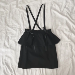 Ma*rs kjol - Peplum kjol från det japanska märket ma*rs. Hängslena är avtagbara! Super söt för en lite mer Classy jirai Kei look!