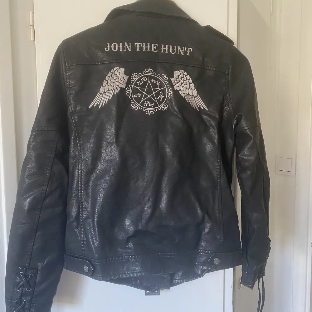 Supernatural fake leather jacket från emp  Är i bra skick . Jackor.