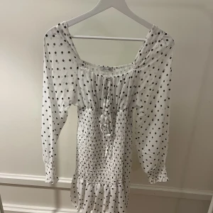 Prickig klänning - Jag säljer min supersöta prickiga klänning! Nyskick, bara använd en gång. Säljes pågrund av att den är lite för kort för mig som är 163.💓🤗