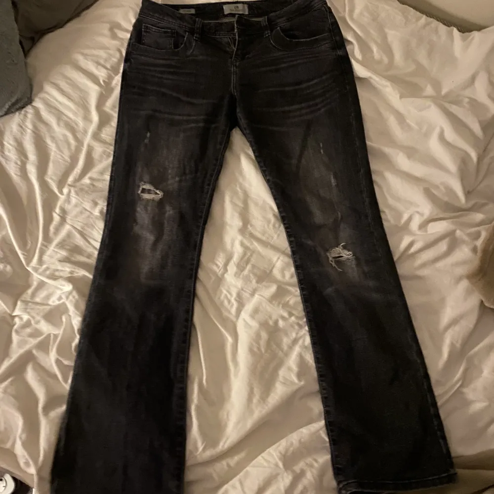 Säljer mina Lbt jeans då dom inte sitter som jag tycker, dom är använd väldigt få gånger. Dom är i storlek 29/30 men dom sitter som 28. Jag är 163 och dom passar perfekt i längden. Jeans & Byxor.