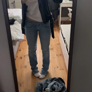 Levis - Lågmidjadd jeans från Levis. Avklippta längst ner då de va lite för långa men inget som inte är lätt att fixa. Inte säker på storlek men passar mig som brukar ha 36-38. Skriv för fler frågor 