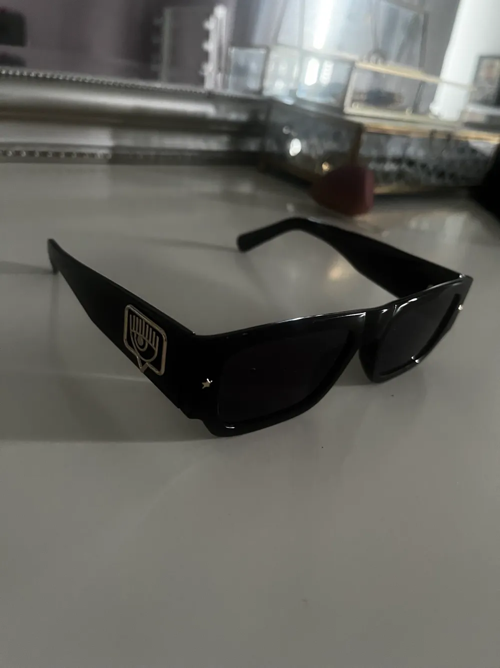 Säljer dessa fina solglasögon från Chiara Ferragni (zalando) då jag köpte nya och använder inte dem längre. De är på perfekt skick  Ursprungs priset: 1575 kr. Accessoarer.