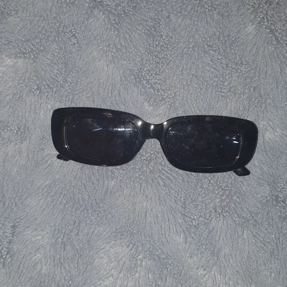 💕Ett par skit snygga solglasögon ifrån Shein, använda en gång men inte riktigt min stil längre, glasögon tvätt saken kommer med och fodralet💕. Accessoarer.