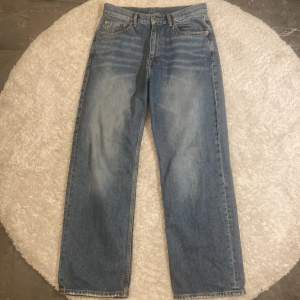 Säljer ett par blåa loosefit jeans från DRDENIM i storlek W31/L32