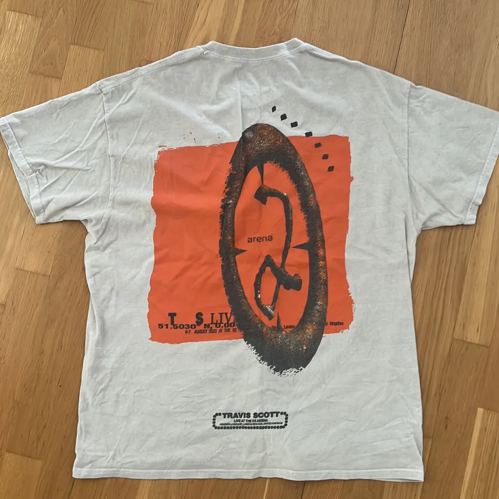 Strl. L  Köptes i london på konsert Knappt använd . T-shirts.