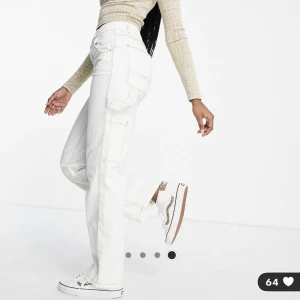 Vita cargojeans i strl 36 - Vita cargojeans med raka ben och bruna sömmar i strl 36.  Oanvända.